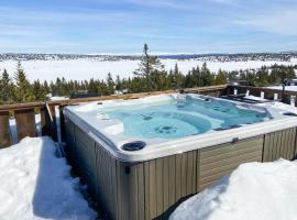 5 Bedroom Gorgeous Home In Sjusj&oslash;en，位于斯朱森的带热水浴缸的酒店