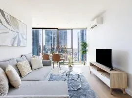 Stunning Top Floor City Views 2BR Gem, Central CBD