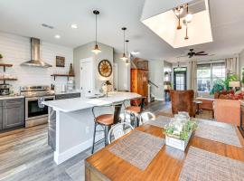 1 Mi to Old Town Cheerful Bluffton Townhome!，位于布拉夫顿的酒店