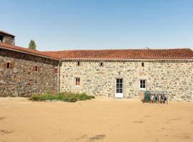 Maison charmante avec piscine partagée à Moncoutant，位于蒙科坦特的酒店