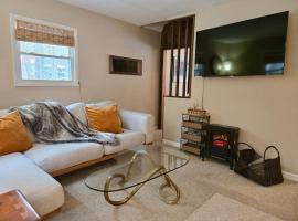 Charming, Pet-friendly Lake front Retreat WiFi，位于Ferndale的酒店