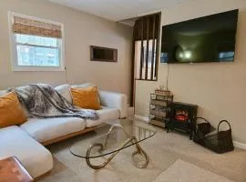 Charming, Pet-friendly Lake front Retreat WiFi