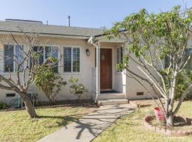 Charming Spacious Home - Modern Comforts Prime Location，位于罗斯米德的酒店