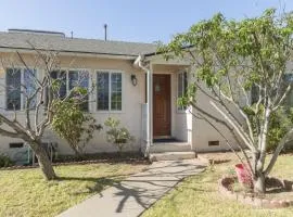 Charming Spacious Home - Modern Comforts Prime Location