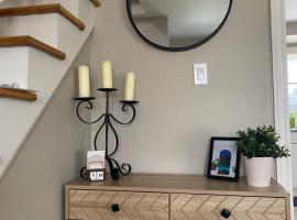 Cheerful 4 bedroom with sunroom，位于贝尔维尔的酒店