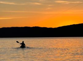 Modern Waterfront Home in Lucerne，位于卢森的酒店