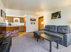 3 Mi to Lambeau Field Ideally Located Townhome!