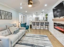 Golf Course View Modern Keowee Key Condo!，位于Salem的酒店