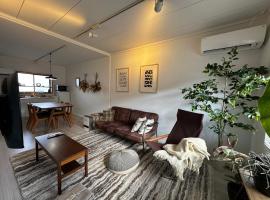 伊勢志摩観光に最適 パールロードの玄関口 PAARU inn 2階B室 セルフチェックイン，位于鸟羽的带热水浴缸的酒店