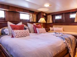 Hotel Yacht Our Alissa，位于滨海普雷米亚的船屋