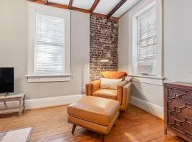 King Bed 2 Baths Near River Shopping Walk Savannah-5