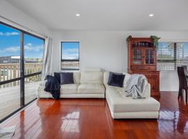 The Ultimate Deck House，位于One Tree Point的酒店