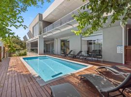 Complete Luxury Escape - Sleeps 30!，位于莱伊的酒店