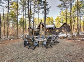 Hot Tub and Game Room Spacious Cabin in Broken Bow!，位于斯蒂芬斯穴窟的酒店
