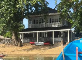 The White House on Bunaken Island，位于布纳肯的度假屋