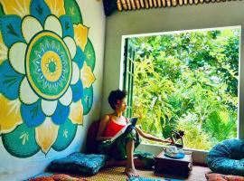 Làng Yên Retreat - Loc Yen Ancient Village Quang Nam，位于Thanh Bình (2)的山林小屋