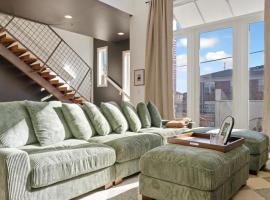 Chic Modern Condo in the Vibrant NuLu District，位于路易斯威尔的分契式公寓