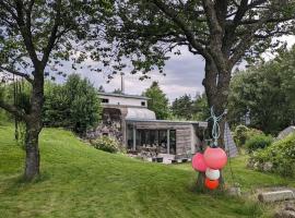Unique Cabin With War Bunker In Vanse，位于Vanse的酒店