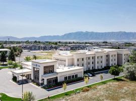 Comfort Inn & Suites Logan Near University，位于洛根的酒店