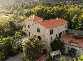 Le chai, belle villa pour 13 personnes au coeur d'un vignoble avec piscine，位于萨尔泰纳的酒店