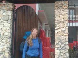 GUEST Toraja Homestay，位于兰特包的带按摩浴缸的酒店
