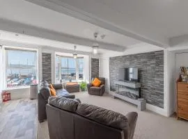 Spacious 3 Bedroom Sea View Flat