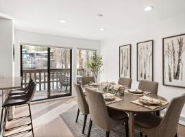 Renovated Riverfront 3 BR, 2 BA with Pool - Walk to Town!，位于阿斯潘的酒店