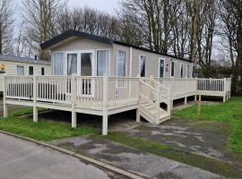 Lakeland Leaisure park Haven Caravan，位于Flookburgh的酒店