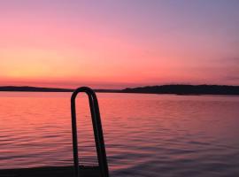 Solbackens guesthouse with sauna by the lake，位于Hammarö的酒店
