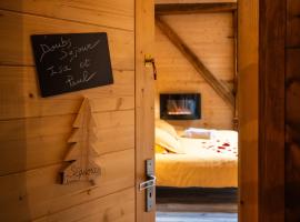 Maison d'hôtes et SPA La Boucotte，位于Vellerot-lès-Vercel的带按摩浴缸的酒店