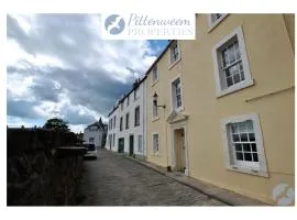 Watersedge Apartment- cosy home by the sea