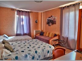 Logis Hotel Des Voyageurs Restaurant La Bonne Tabl'Hay，位于德龙河畔利夫龙的酒店