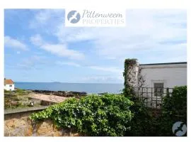 Kittiwake Cottage- stunning coastal cottage