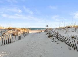 Beachfront - 2 Bedrooms - Big Screen TV，位于格尔夫海岸的乡村别墅
