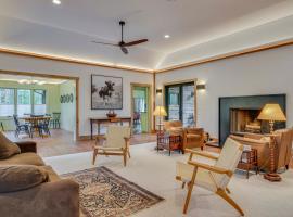 Riverfront Hideaway in Keene Walk to Town!，位于Keene的酒店