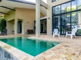 Nostalgic Retro Home on Luxurious Lot with a Private Infinity Pool and Ocean Views