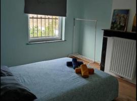 Chambre confortable lit double schaarbeek 1ere étage clé normal，位于布鲁塞尔的酒店
