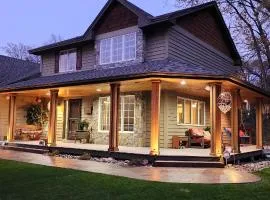 Everchanging Seasons-Hot Tub, Game Haven & Central Retreat