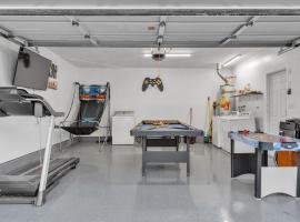 Hilltop Home Hot Tub BBQ Game Room Self Check-In，位于波威的酒店