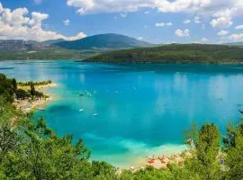 Lac et commerces à pieds