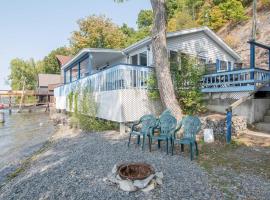 Boat, Grill and Unwind Lakefront Cayuga Home!，位于Aurora的酒店