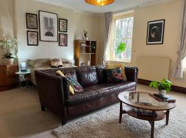 Large Corris apartment with kitchen & lounge and adjoining bathroom，位于多尔盖罗的酒店