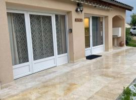 Appartement rénové à Lapte avec terrasse 40 m²，位于Lapte的酒店