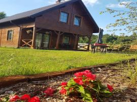 Wooden Holiday Home in Skrzynia with Terrace，位于Osiek的酒店