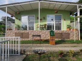 Casa Campestre Bello Atardecer Cerca al Parque del Café con Piscina，位于La Esmeralda的酒店