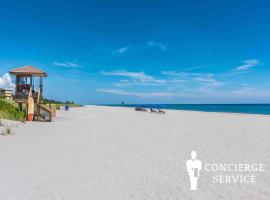 Spacious 3BR 3BA with King Bed & Amazing Pools near Intercoastal, Lantana Beach, FL，位于兰塔纳的酒店