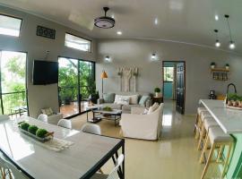 Azulita Oasis, Family-Sized Loft With Pool & Large Outdoor Areas，位于Aguas Zarcas的酒店