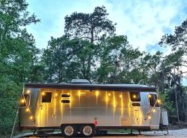 Silver Belle Airstream Glamper Near Tybee & City，位于萨凡纳的酒店