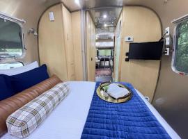 Limited Edition Airstream Midway Downtown & Beach，位于萨凡纳的酒店