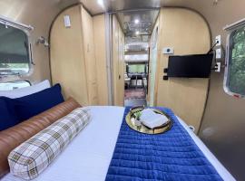 Limited Edition Airstream Midway Downtown & Beach，位于萨凡纳的豪华帐篷营地